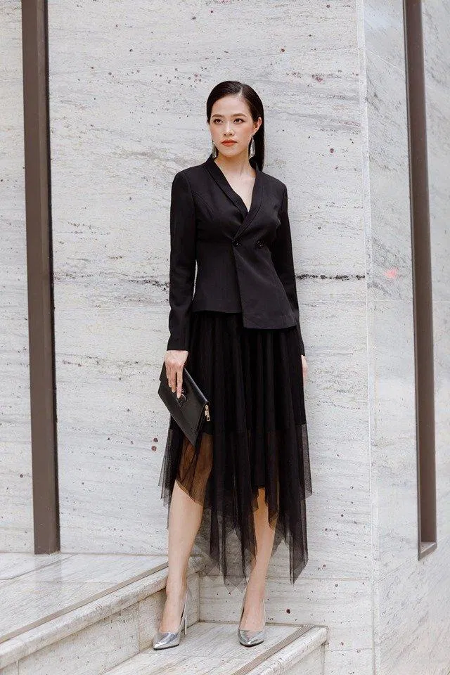 Blazer kết hợp với chân váy xếp li voan