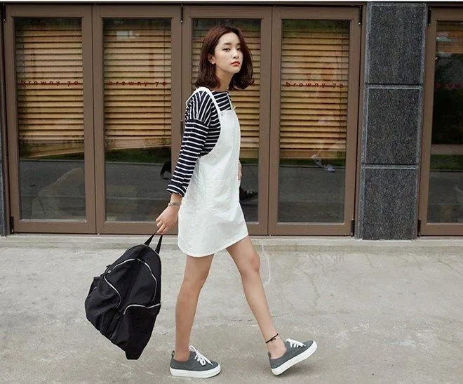 Hay đổi gió với yếm váy trắng tinh khôi và pull kẻ sọc trắng đen. ( nguồn ảnh: internet.) Hay đổi gió với yếm váy trắng tinh khôi và pull kẻ sọc trắng đen. ( nguồn ảnh: internet.)