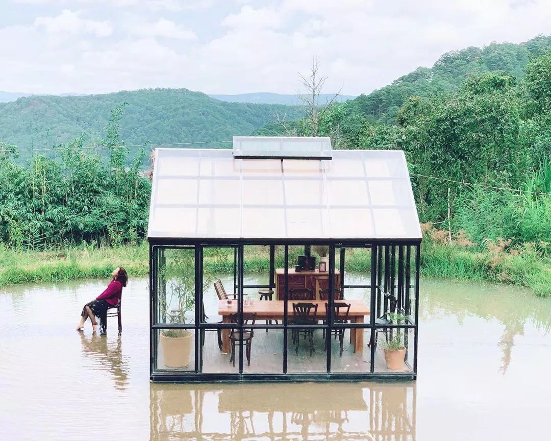 Ngôi nhà bé bé xinh xinh nằm giữa hồ tại Đợi Một Người