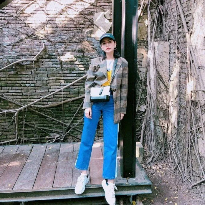 Chi Pu đã hoàn toàn "thu phục" ánh nhìn khi lựa chọn cho mình chiếc blazer basic kết hợp cùng outfit đầy năng động (nguồn: internet).