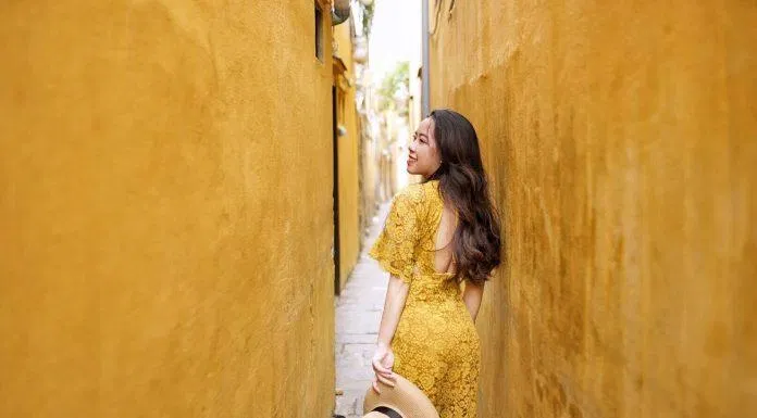 Con ngõ nhỏ có bức tường vàng