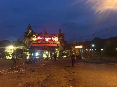 Cổng rừng thông Bản Áng (Nguồn: BlogAnChoi) Cổng rừng thông Bản Áng (Nguồn: BlogAnChoi)