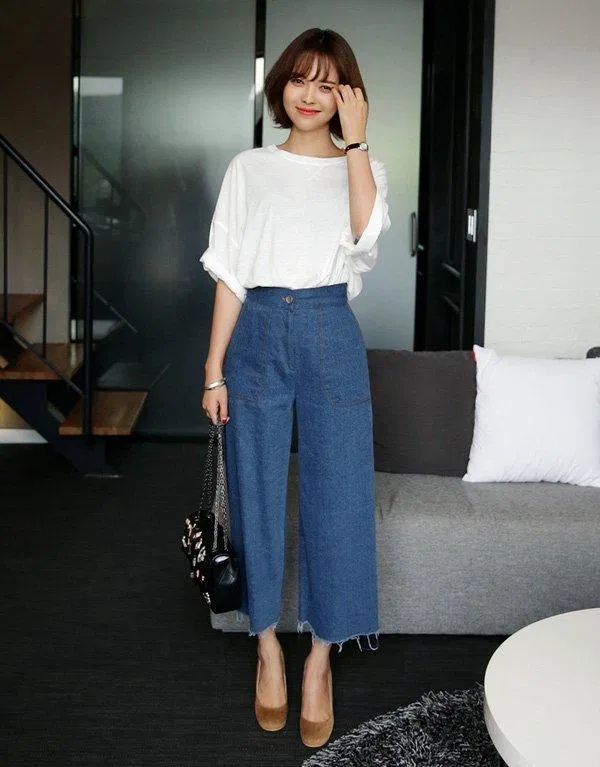 Sơ mi trắng kết hợp với culottes xanh đậm cho nàng công sở. ( nguồn ảnh: internet.) Sơ mi trắng kết hợp với culottes xanh đậm cho nàng công sở. ( nguồn ảnh: internet.)