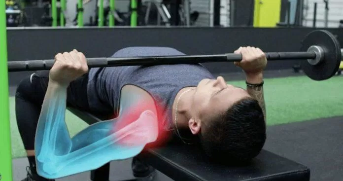 Nằm đẩy ngực có thể gây đau khớp vai.