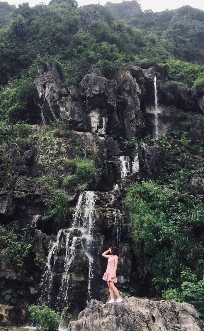 Hình ảnh bên thác nước tại Hang Múa (Nguồn BlogAnChoi)