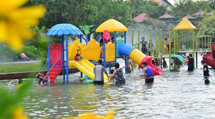 Hồ trẻ em với diện tích khoảng 2000m², được trang trí khá nhiều trò chơi dưới nước rất thích hợp cho các bé thoả sức vui chơi.