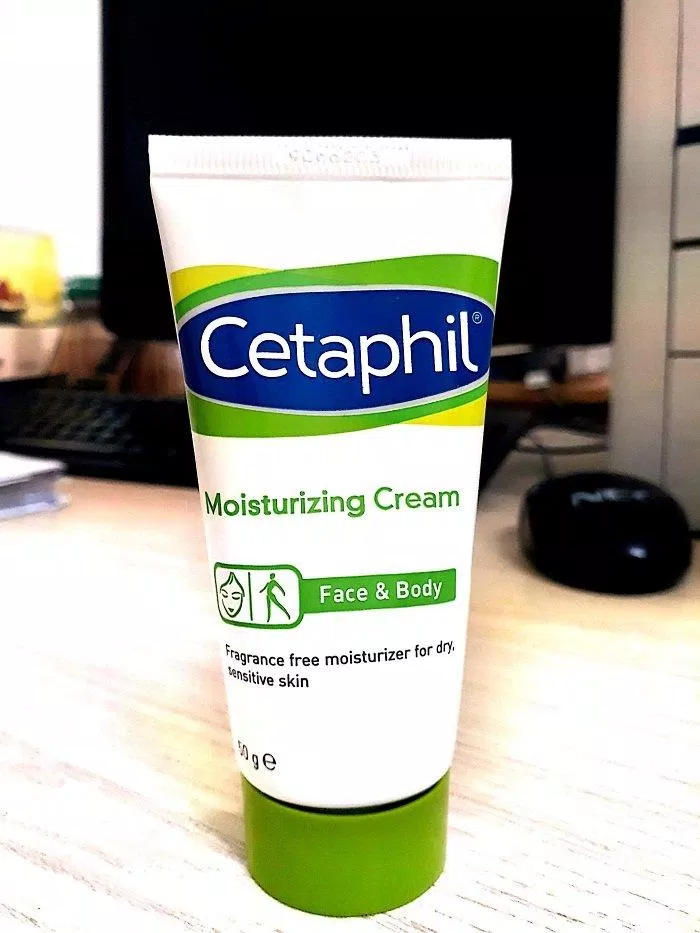 Kem dưỡng ẩm Cetaphil Moisturizing Cream duy trì độ ẩm cho da suốt ngày dài khiến da ngày càng căng mịn (ảnh: Nguyễn Hằng).