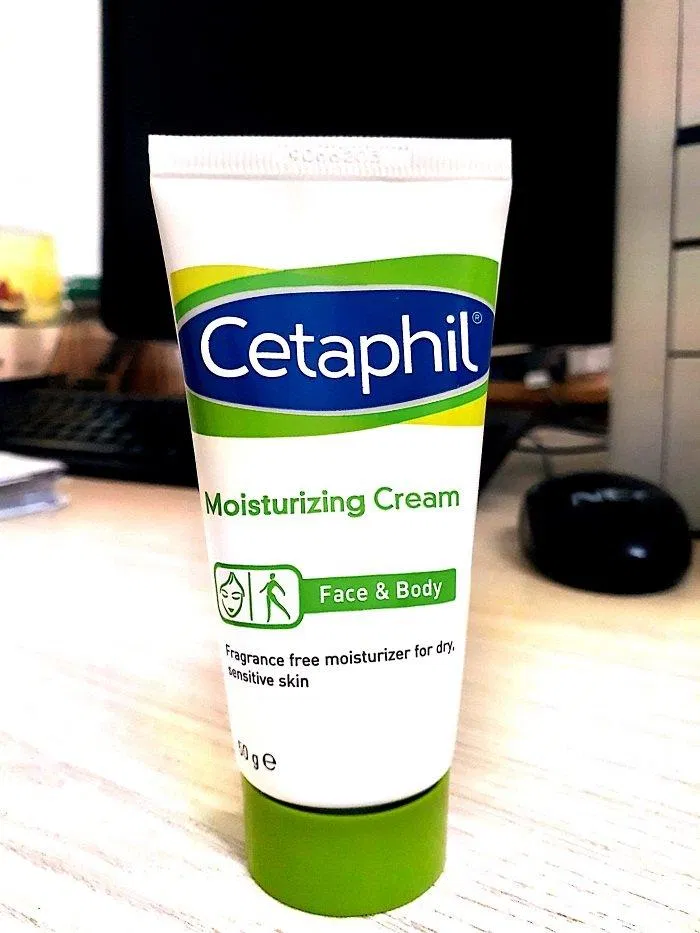 Kem dưỡng ẩm Cetaphil Moisturizing Cream duy trì độ ẩm cho da suốt ngày dài khiến da ngày càng căng mịn (ảnh: Nguyễn Hằng).