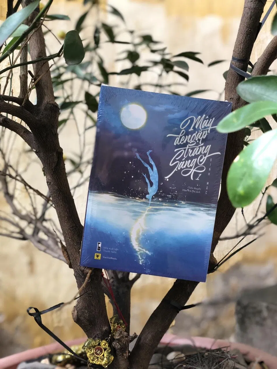 Bìa trước cuốn sách Mây Đen Gặp Trăng Sáng sách hay