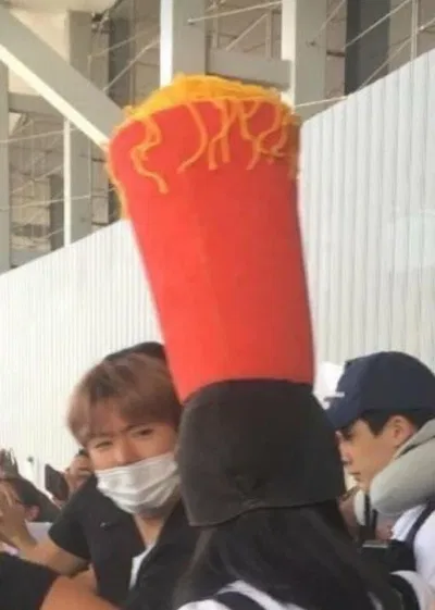 Fan đội cốc mì khiến Kihyun hết cả hồn monbebe đội cốc mì