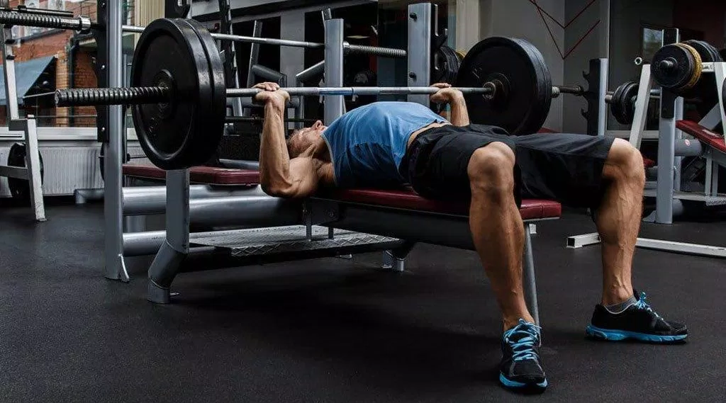 Tập bench press vào đầu buổi tập để đạt hiệu quả tốt nhất.