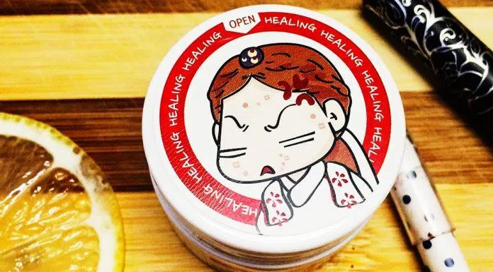 Nắp hộp có hình một bé gái Chibi mặt nổi mụn với vẻ biểu cảm như đang cáu giận bởi những nốt mụn xấu xí, trông thật ngộ nghĩnh (ảnh: internet).