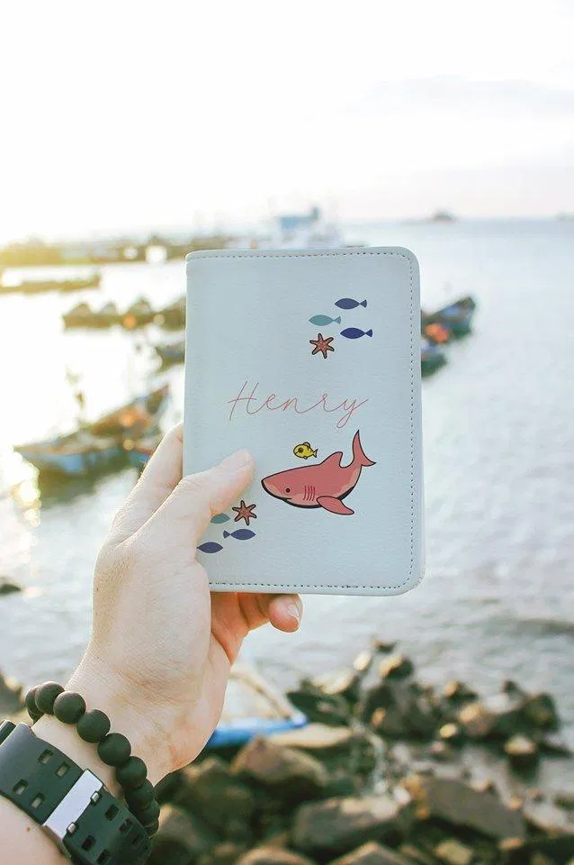Đi biển mang Passport hình biển in tên riêng