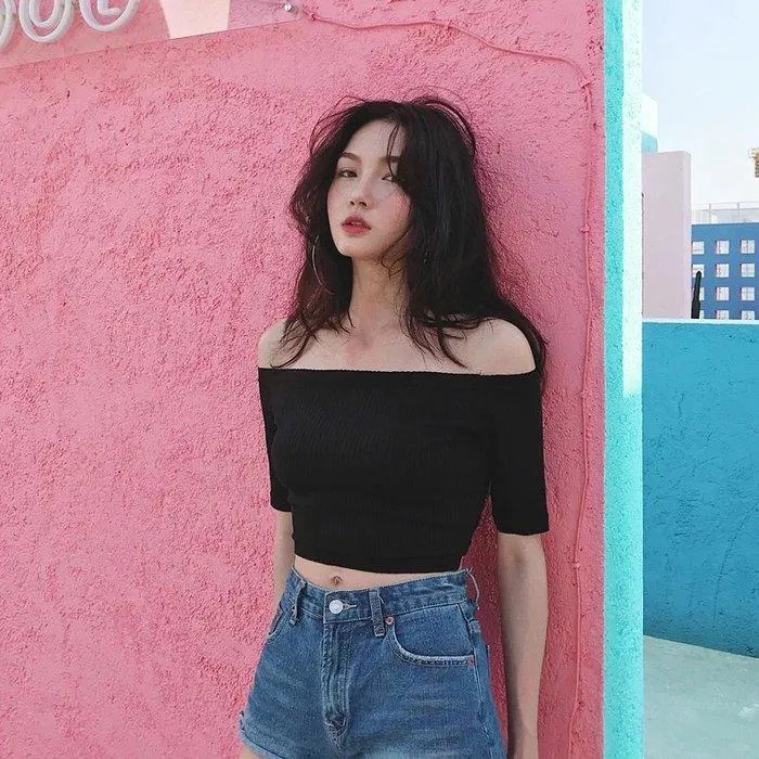 Croptop đen phối quần short jean là combo "quốc dân" nhé ( nguồn ảnh: internet ) Croptop đen phối quần short jean là combo "quốc dân" nhé ( nguồn ảnh: internet )