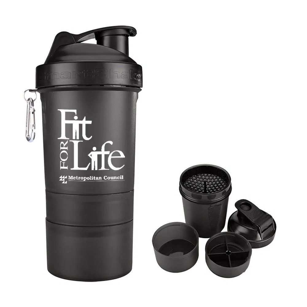 Bình đựng nước là thứ cần thiết phải mang theo khi đi tập. Ảnh: internet