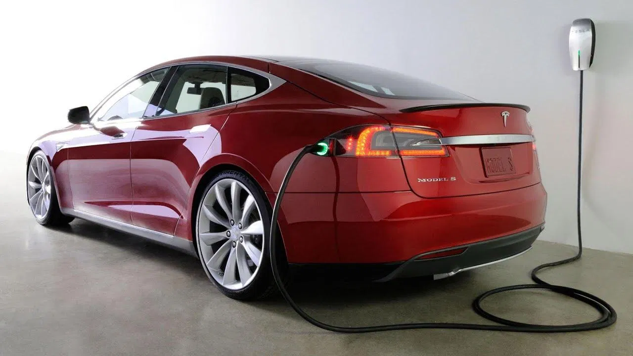 xe điện Tesla đang sạc
