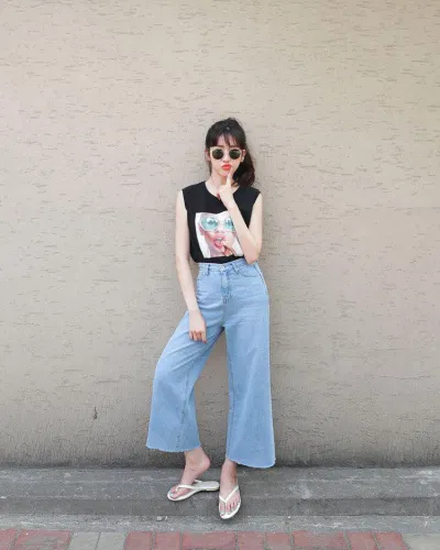 Hay culottes xanh nhạt ống rộng với áo đen in hình cá tính phong cách. ( nguồn ảnh: internet.) Hay culottes xanh nhạt ống rộng với áo đen in hình cá tính phong cách. ( nguồn ảnh: internet.)