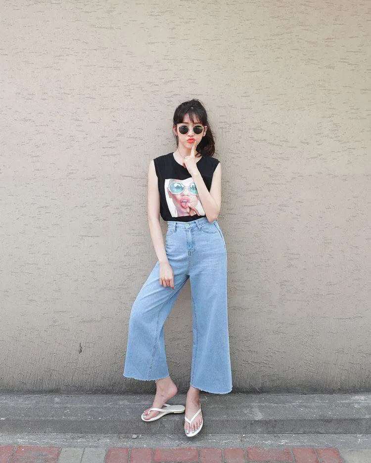 Hay culottes xanh nhạt ống rộng với áo đen in hình cá tính phong cách. ( nguồn ảnh: internet.) Hay culottes xanh nhạt ống rộng với áo đen in hình cá tính phong cách. ( nguồn ảnh: internet.)