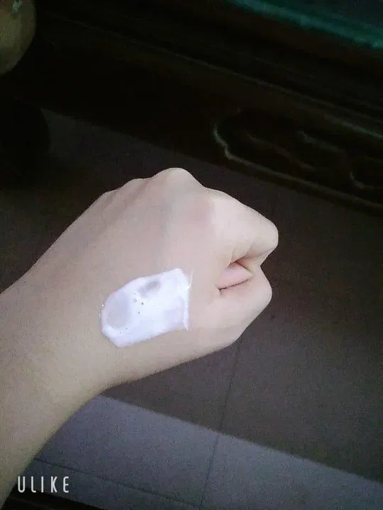 Texture với các hạt bọt li ti của sữa rửa mặt Mediheal N.M.F Aquaring Cleansing Foam. ( Ảnh: BlogAnChoi )
