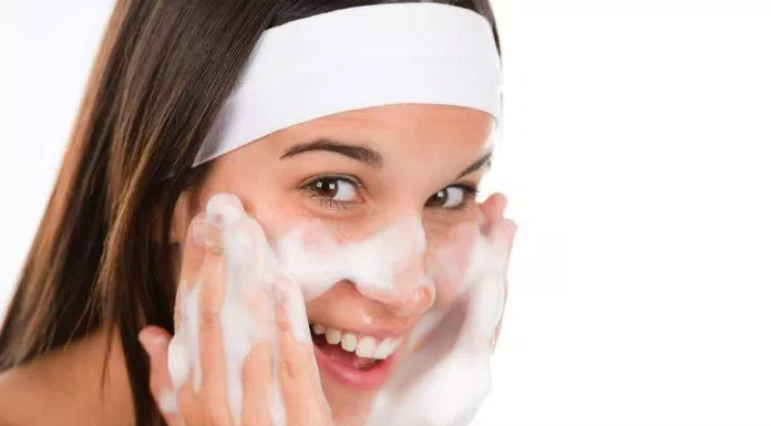 Rửa mặt giúp làm sạch da tốt hơn. (nguồn: Inernet)