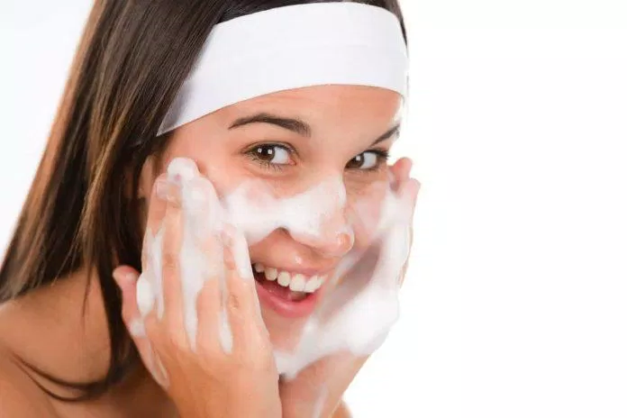 Rửa mặt giúp làm sạch da tốt hơn. (nguồn: Inernet)