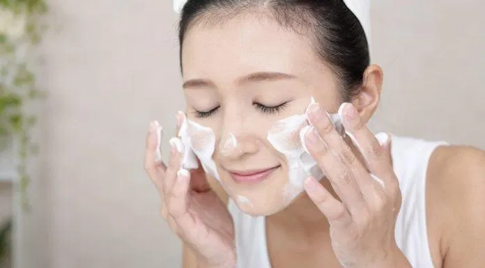 Chọn sữa rửa mặt có độ pH gần với độ pH của làn da nhất để da không bị khô rít. (Nguồn: Internet).