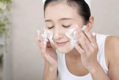 Chọn sữa rửa mặt có độ pH gần với độ pH của làn da nhất để da không bị khô rít. (Nguồn: Internet).