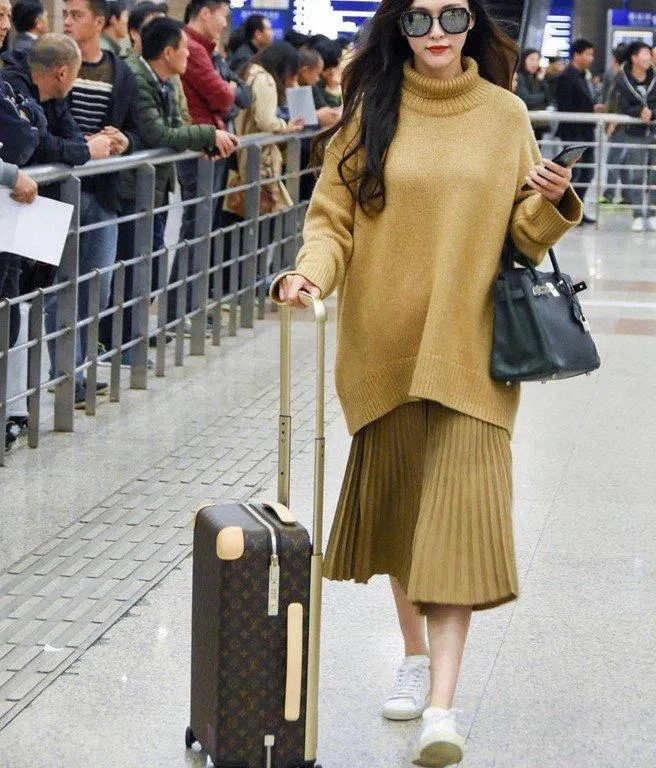 Set áo len và chân váy dáng dài đậm màu vintage mà trông vẫn ấm ấp được các sao cực kì ưa chuộng nha. (nguồn ảnh: internet. ) Set áo len và chân váy dáng dài đậm màu vintage mà trông vẫn ấm ấp được các sao cực kì ưa chuộng nha. ( nguồn ảnh: internet. )