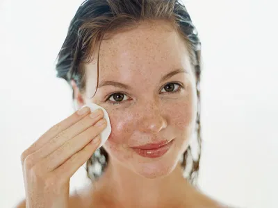 nét Tẩy trang là bước cơ bản và thiết yếu để loại bỏ bụi bẩn cho làn da. (Nguồn: Internet).