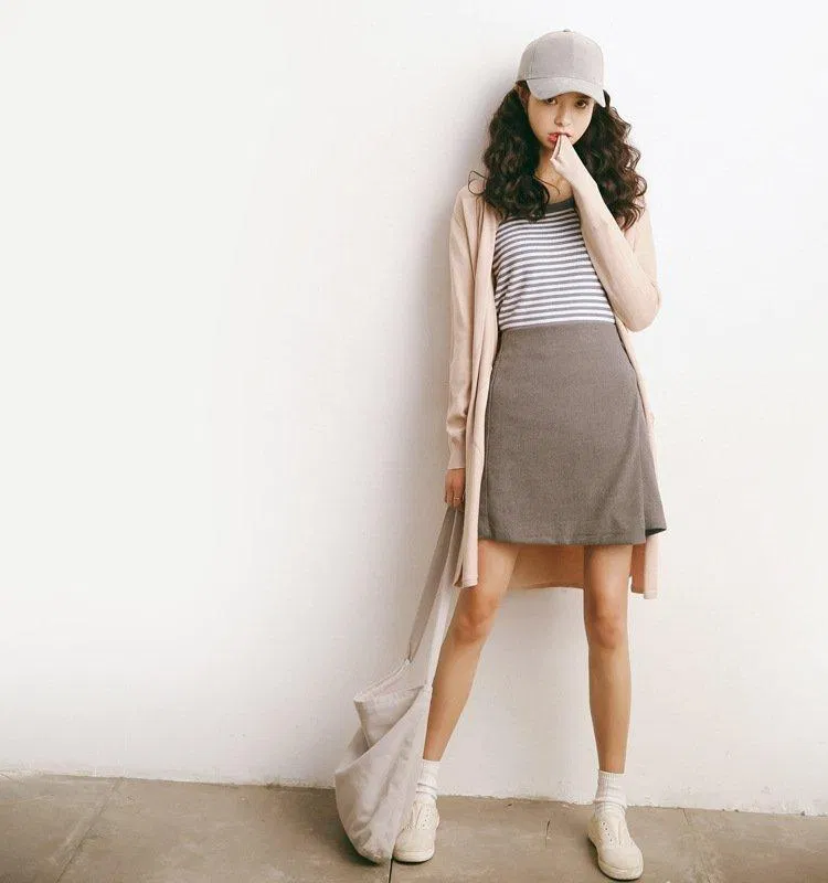 Hay nhẹ dịu hơn với phông kẻ xanh và áo khoác dáng dài phù hợp cho những ngày tiết trời thu se lạnh.( nguồn: internet.) Hay nhẹ dịu hơn với phông kẻ xanh và áo khoác dáng dài phù hợp cho những ngày tiết trời thu se lạnh.( nguồn: internet.)