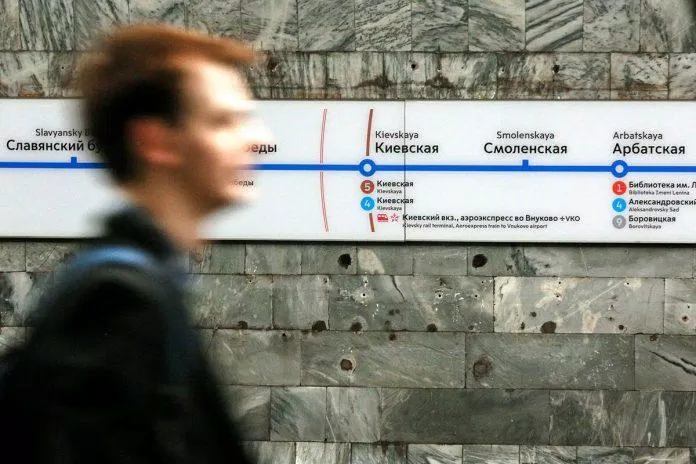 Tiếng Nga trên biển hiệu chỉ dẫn công cộng