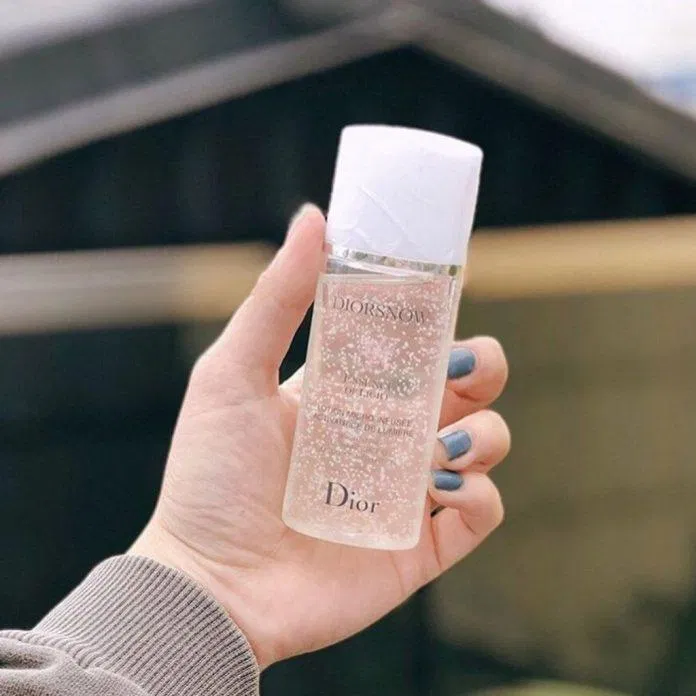 làm đẹp Essence Dior chứa những thành phần vô cùng đặc biệt như chiết xuất hoa nhung tuyết và chiết xuất hoa cẩm quỳ. (Nguồn: Internet)