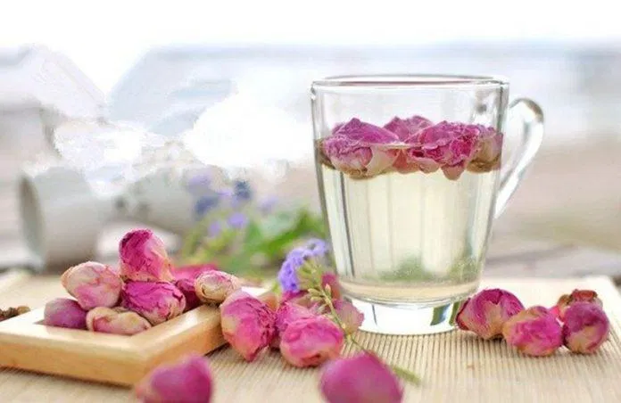 rửa mặt bằng trà hoa hồng