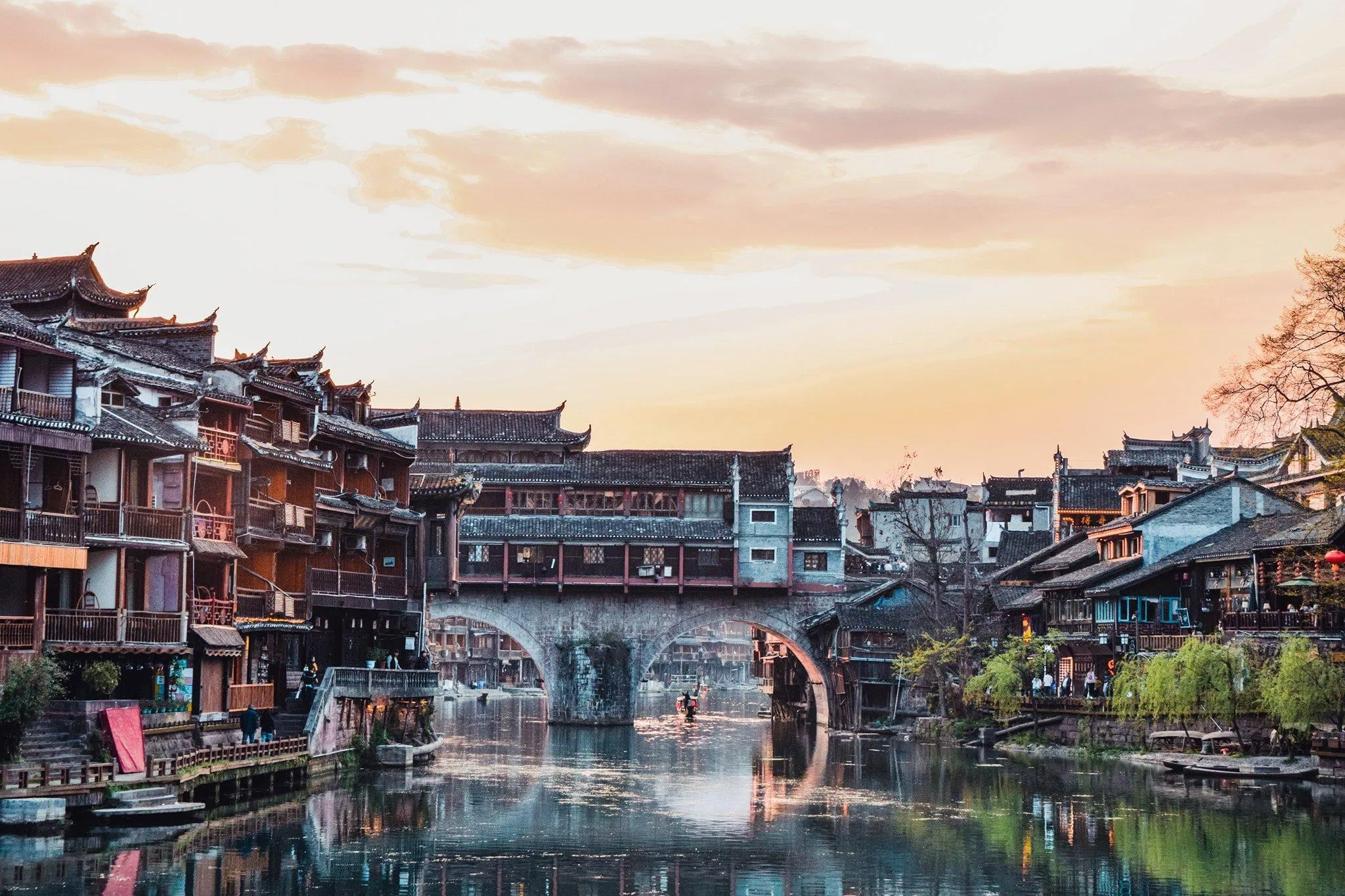 Phượng Hoàng Cổ Trấn