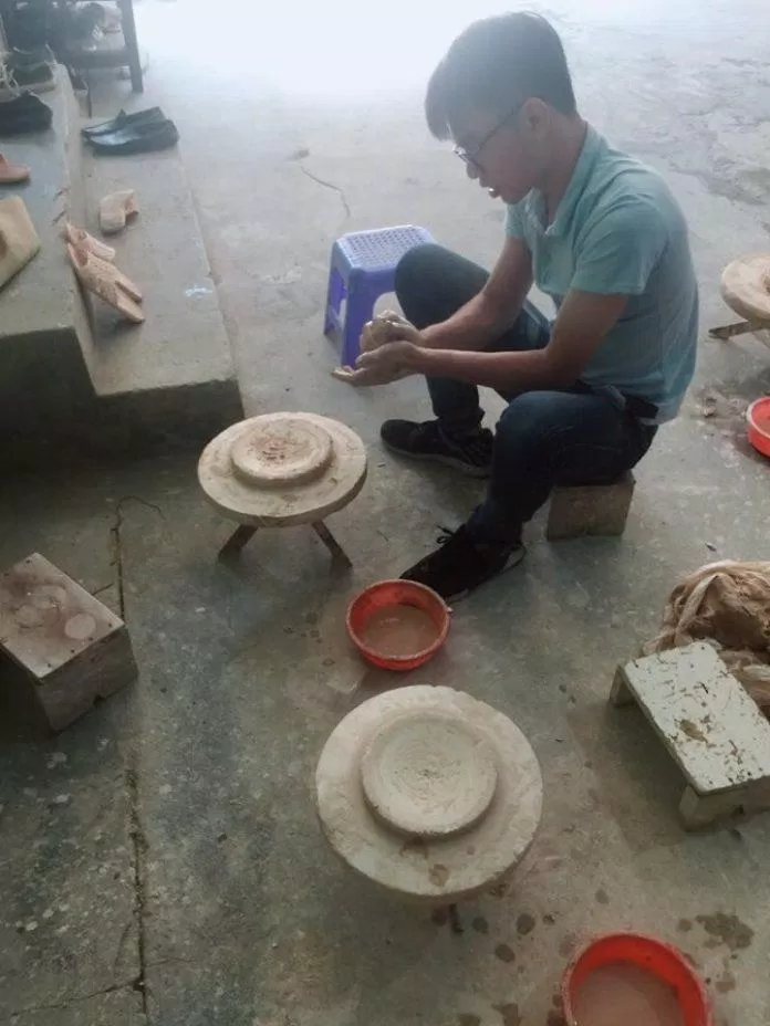 Trải nghiệm tự nặn đồ gốm tại Bát Tràng ( Nguồn: BlogAnChoi )