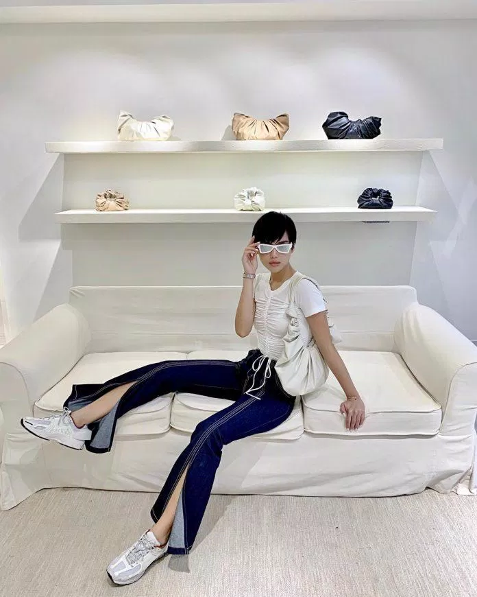 Khánh Linh ưa chuộng túi kẹp nách