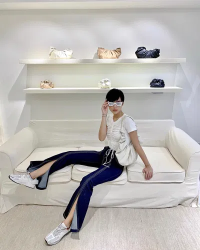 Khánh Linh ưa chuộng túi kẹp nách