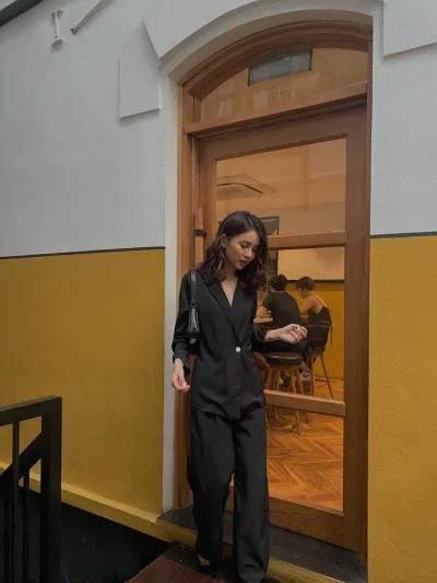 Túi kẹp nách mix cùng set áo blazer