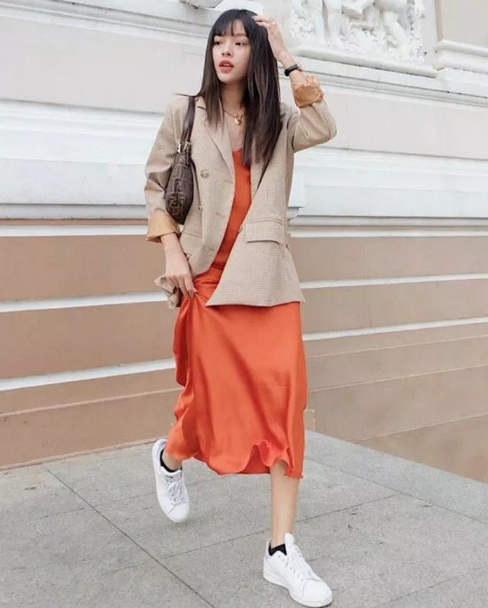 Túi kẹp nách mix với váy lụa