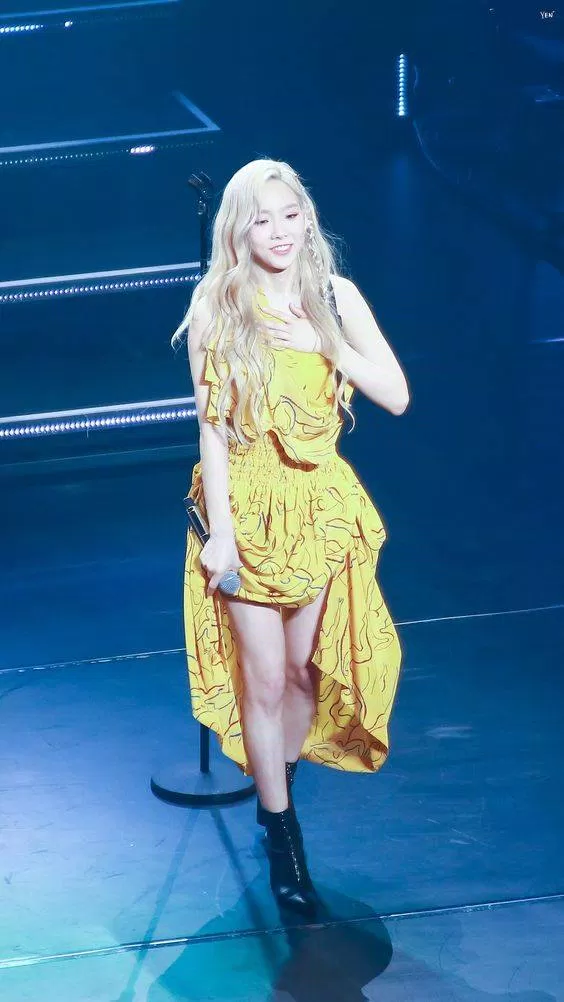 váy dài vừa phải và có màu sáng làm Taeyeon xinh đẹp hơn (nguồn: internet)