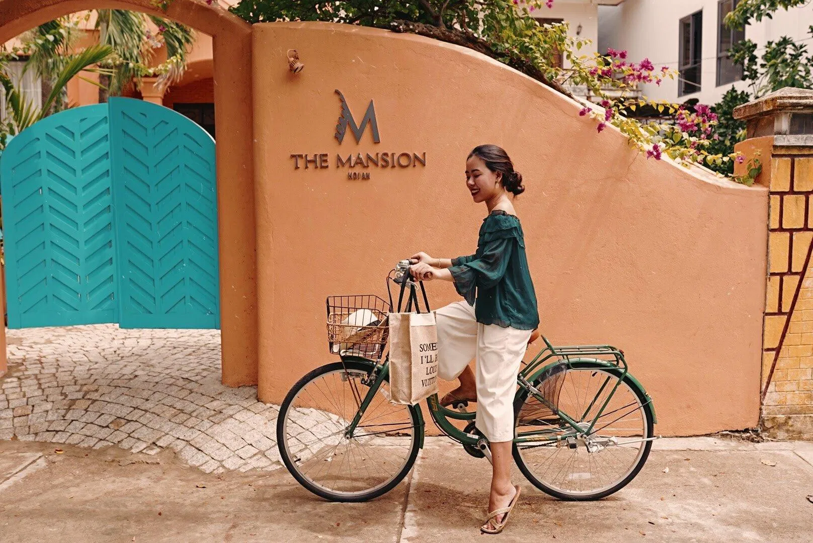 Mặt ngoài khách sạn The Mansion