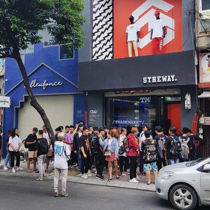 Hình Ảnh Các Bạn Trẻ Chờ Mua Sản Phẩm Từ 5THEWAY (Nguồn: Internet)