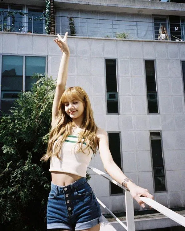 Hay bạn có thể học tập cách phối croptop ôm với chiếc quần short jean xanh đậm vào những ngày hè nắng nóng. (nguồn ảnh: internet.) Hay bạn có thể học tập cách phối croptop ôm với chiếc quần short jean xanh đậm vào những ngày hè nắng nóng. (nguồn ảnh: internet.)