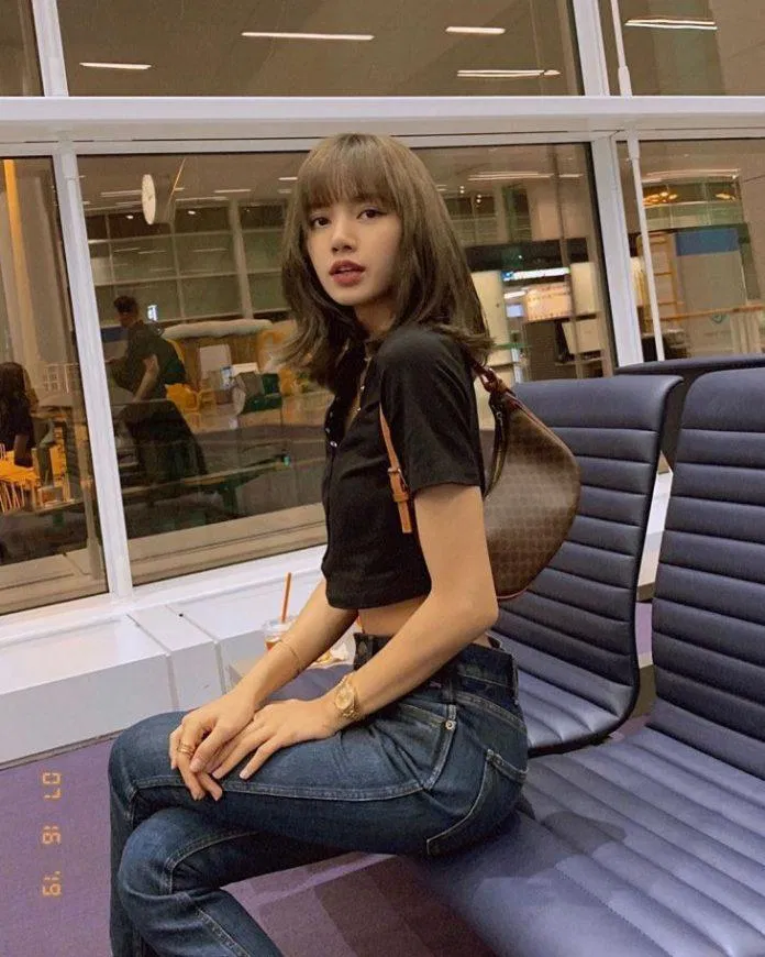 Hay đơn giản với croptop đen cùng túi xách "chanh sả" chất ngầu. (nguồn ảnh: internet.)