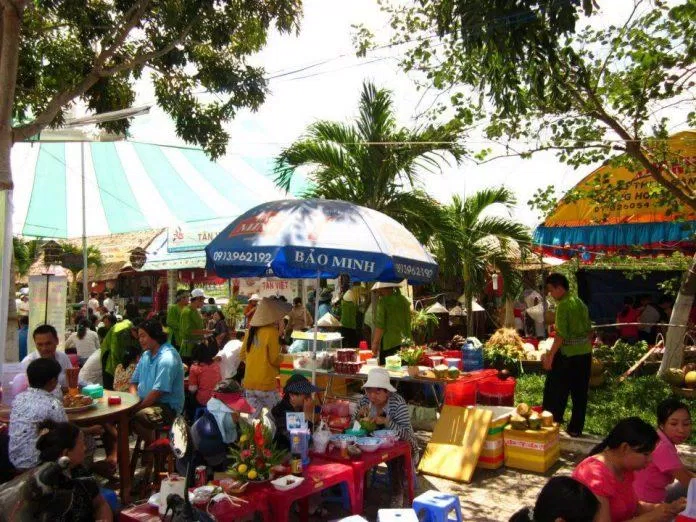 Các du khách đang thưởng thức món ăn tại Fesitavl Dừa 2012