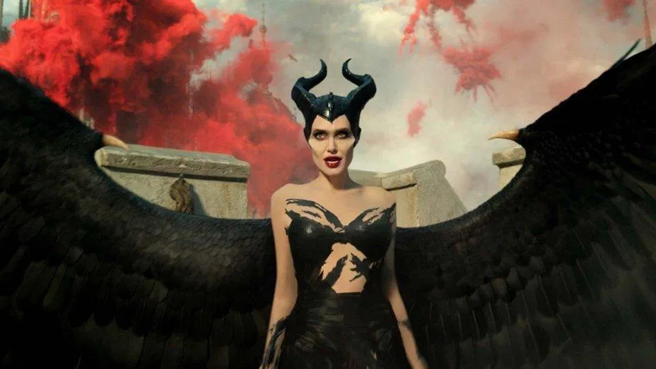Angelina Jolie trong vai Maleficent