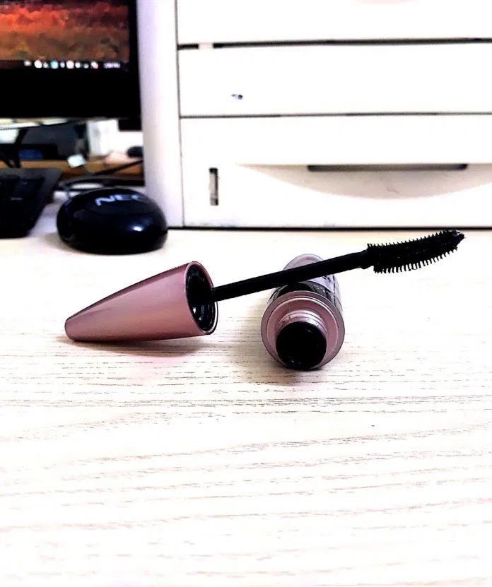 Maybelline Lash Sensational Mascara có độ bám rất lâu, không bị bết dính, lem màu hay vón cục (ảnh: BlogAnChoi).