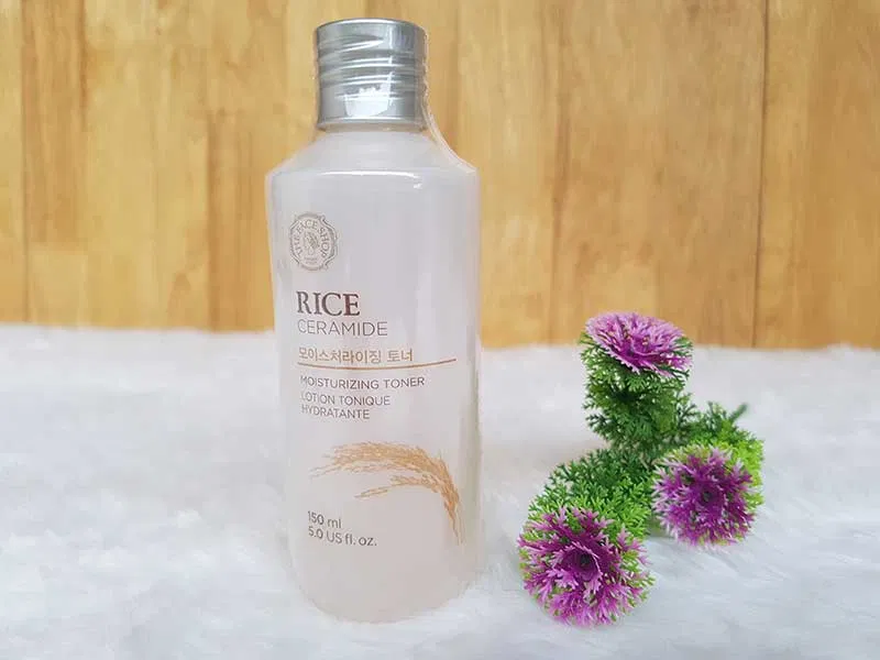 Nước hoa hồng The Face Shop Rice Ceramide Moisture Toner đựng trong chai màu trắng sữa, nắp vặn bằng nhôm mạ sáng, rất đẹp mắt (ảnh: internet).
