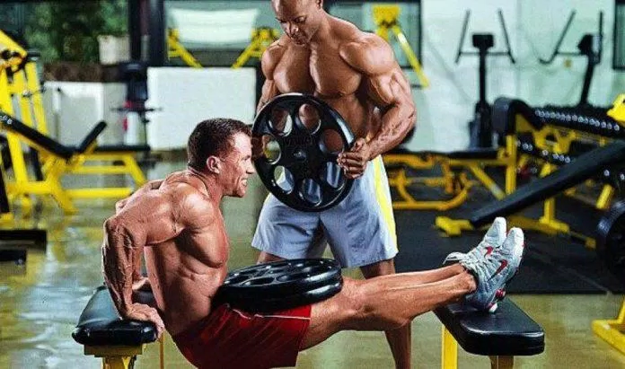 Bench dips là bài tập tay sau có thể kết hợp tạ.