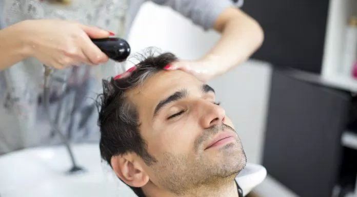 Bên cạnh lông râu thì tóc cũng quan trọng không kém, hãy chú ý để cắt tóc thường xuyên cho gọn gàng, sáng sủa hơn nhé
